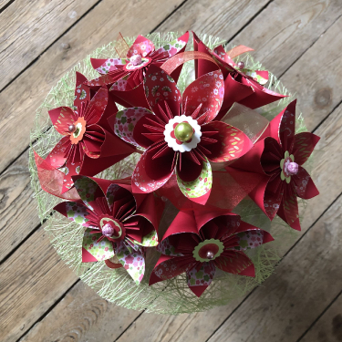 Rouge passion - Bouquet rond sur collerette en sisal